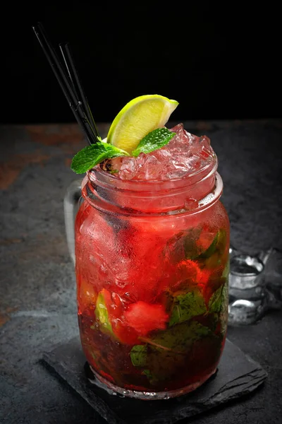 Mojito Cocktail Met Ijs Een Glazen Pot Een Zwarte Achtergrond — Stockfoto