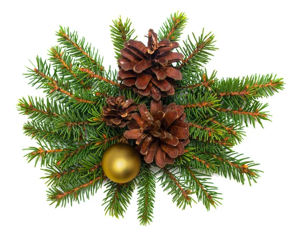 从冷杉树枝 松果和顶部的一个黄色圣诞球创造性地布置圣诞 — 图库照片