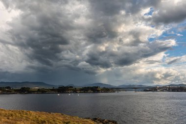 Fırtınanın İzi ve Evrimi Muhteşem bulutlar, gökkuşakları, sahilde gün batımı!