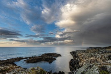 Fırtınanın İzi ve Evrimi Muhteşem bulutlar, gökkuşakları, sahilde gün batımı!