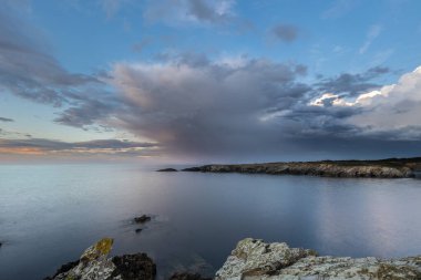 Fırtınanın İzi ve Evrimi Muhteşem bulutlar, gökkuşakları, sahilde gün batımı!