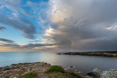 Fırtınanın İzi ve Evrimi Muhteşem bulutlar, gökkuşakları, sahilde gün batımı!