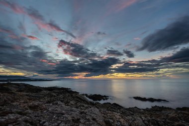 Fırtınanın İzi ve Evrimi Muhteşem bulutlar, gökkuşakları, sahilde gün batımı!