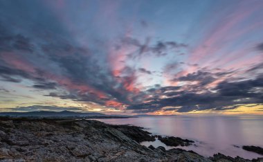 Fırtınanın İzi ve Evrimi Muhteşem bulutlar, gökkuşakları, sahilde gün batımı!