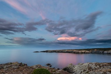 Fırtınanın İzi ve Evrimi Muhteşem bulutlar, gökkuşakları, sahilde gün batımı!