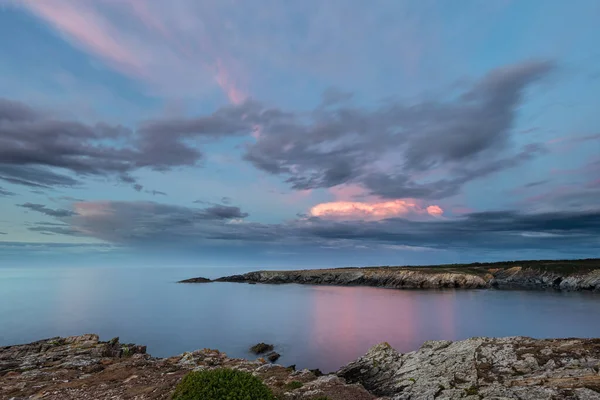 Fırtınanın İzi ve Evrimi Muhteşem bulutlar, gökkuşakları, sahilde gün batımı!