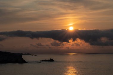 Cantabrian Denizi 'nde gün batımının muhteşem bir sekansı, inanılmaz bir ışıkla!
