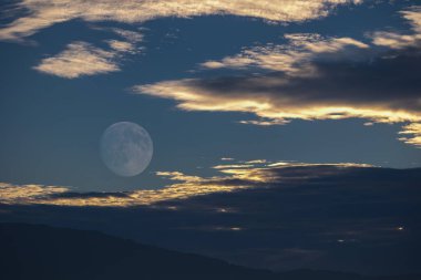 Büyük dalgaları fotoğraflamak, denizde uçan kuşları ve dolunayı.! 