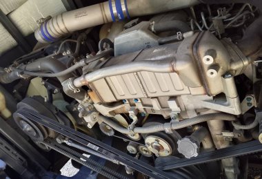 Dizel motor makara, lastik bant ve motor parçasının diğer detaylarıyla kapat 