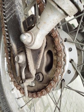 Motorsiklet tekerleği zinciri ve şok kesiciyi kapat