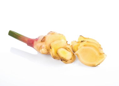 Beyaz arkaplanda izole edilmiş taze galangal.