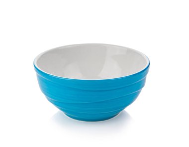 Beyaz arka planda izole edilmiş salatalık ve dilimler..