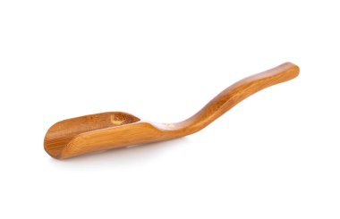 Tahta kaşık beyaz arkaplanda izole edildi