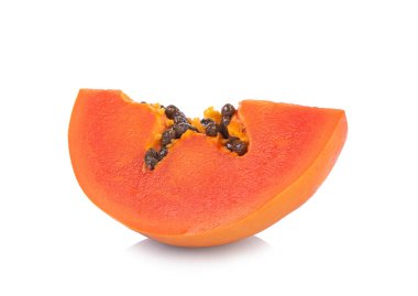 Papaya beyaz arka planda izole edildi. 