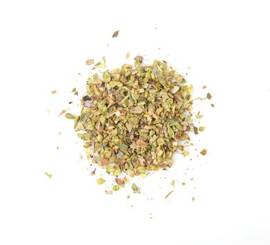 Kurutulmuş kekik baharatı beyaz arkaplanda izole edilmiş.