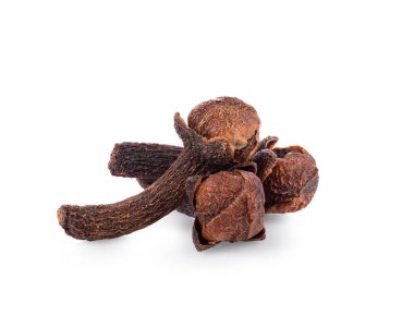 beyaz arkaplanda kuru karanfiller.