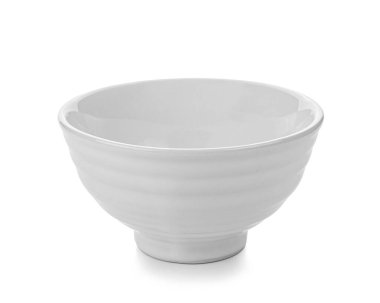 Beyaz arkaplanda izole edilmiş beyaz seramik kase.