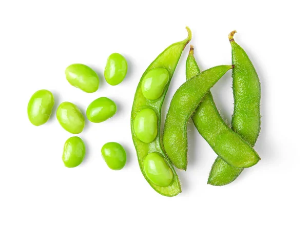 Beyaz arka planda yeşil soya fasulyesi.