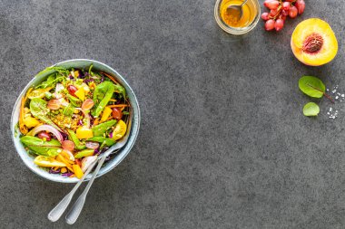 Siyah bir arka planda taze sebze ve meyve salatası. Üst görünüm