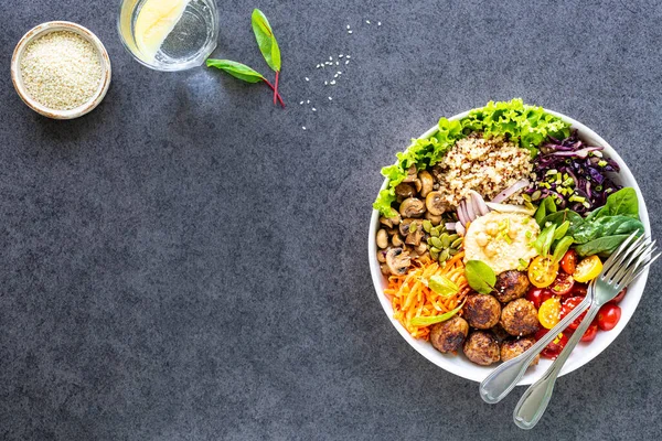 Poulet grillé, riz, pois chiches épicés, avocat, chou, bol de bouddha au poivre sur fond sombre, vue sur le dessus. Délicieux concept alimentaire équilibré — Photo