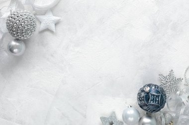 Yeni yıl kompozisyonu. Beyaz arka planda beyaz, mavi ve gümüş renkli Noel oyuncakları. Düz konum, üst görünüm, kopyalama alanı