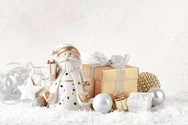 Beyaz arka planda altın ve gümüş hediyeli Noel kompozisyonu, kopyalama alanı