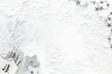 Beyaz arka planda Noel beyazı ve gümüş süslemeler. Yeni yıl kompozisyonu. Düz konum, üst görünüm, kopyalama alanı
