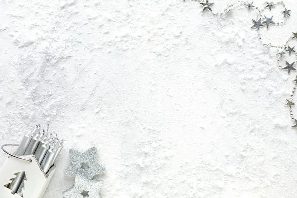 Beyaz arka planda Noel beyazı ve gümüş süslemeler. Yeni yıl kompozisyonu. Düz konum, üst görünüm, kopyalama alanı