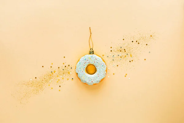 Рождественский Праздник Творчества Концепции Золотой Пончик Игрушка Минимализм — стоковое фото