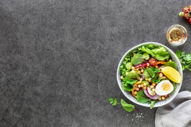 Siyah arka planda tabakta taze sebze salatası. Üst görünüm