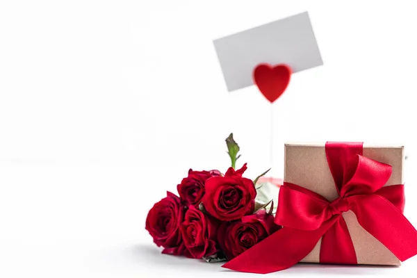Красная коробка с розами на белом фоне. Принято. Подарочная концепция для отдыха или продажи — стоковое фото