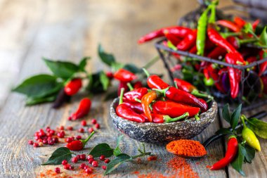 Vejetaryen Harissa atıştırmalığının bir malzemesi olarak kırmızı biber. Geleneksel ev yapımı Tunus ve Arap mutfağı. Boşluğu kopyala