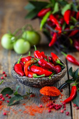 Vejetaryen Harissa atıştırmalığının bir malzemesi olarak kırmızı biber. Geleneksel ev yapımı Tunus ve Arap mutfağı. Dikey