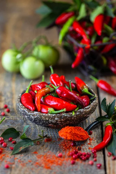 Pimentas vermelhas como ingrediente em um lanche vegetariano harissa. Adjika caseiro tradicional da cozinha tunisiana e árabe. Vertical — Fotografia de Stock