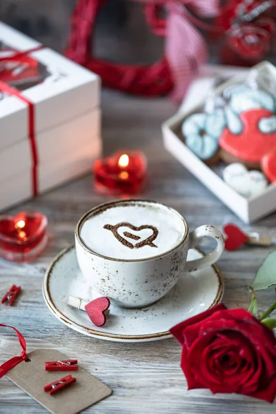 쿠키나 진저브레드 쿠키는 빨간색 리본이 탁자에 있습니다 발렌타인데이 — 스톡 사진