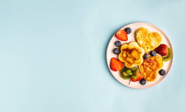 Sevgililer Günü düz, mavi arka planda kalp şeklinde kreplerle yatıyordu. Sevgililer Günü konsepti. Yukarıdan bak. Boşluğu kopyala