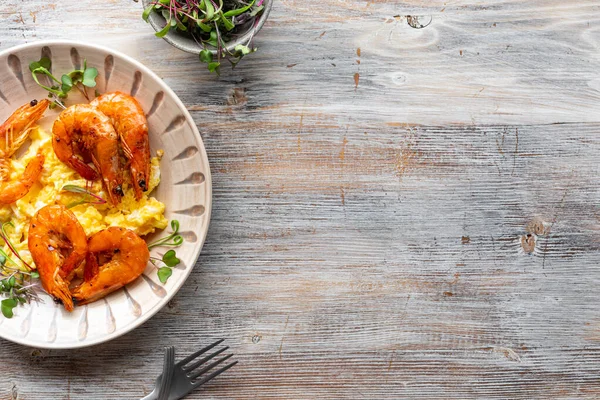 Tahta arka planda peynirli ve karidesli çırpılmış yumurta kopyalama alanı, üst manzara, düz yatış.