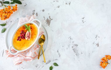 Sonbahar kompozisyonunda taze incir ve üzümlü Creme brulee tatlısı tarifi..