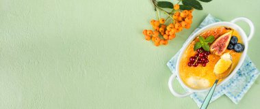 Yeşil taştan bir masada taze incir, yabanmersini ve üzümlü Creme brulee tatlısı tarifi..