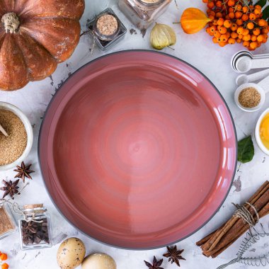 Beyaz taştan arkaplanda sonbahar balkabağı turtası yapmak için besin maddeleri. Ev yapımı pişirme konsepti.