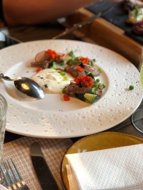 Kahvaltıda sebze salatalı beyaz yumurta.