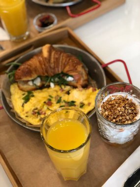 Sağlıklı bir öğle yemeği ve içkiler.