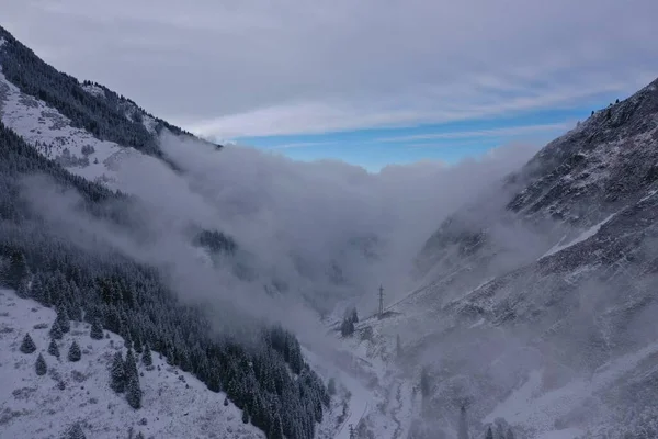 湖と空の高い山 — ストック写真