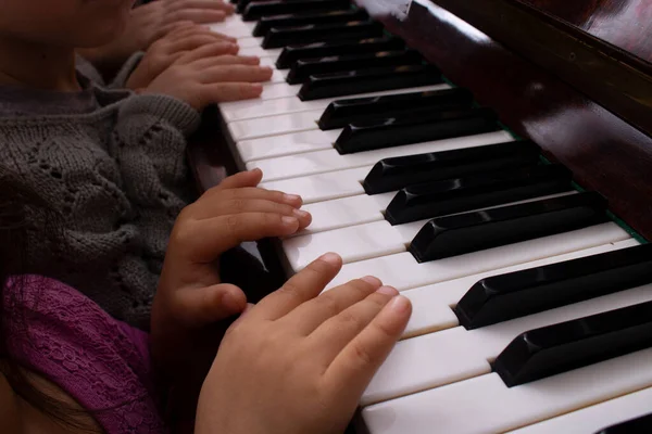 Piano Studeren Voor Kinderen Thuis Tijdens Quarantaine — Stockfoto