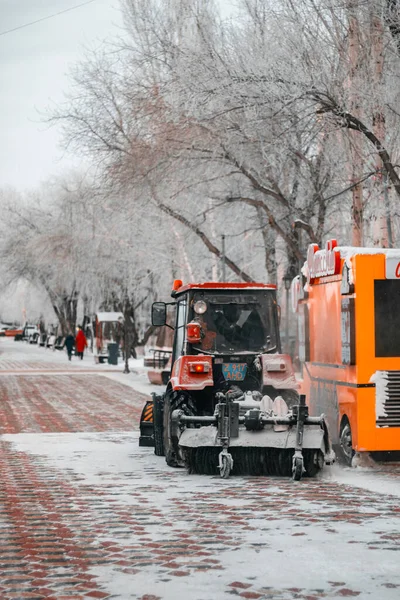 雪地装载机在冬季除雪 — 图库照片