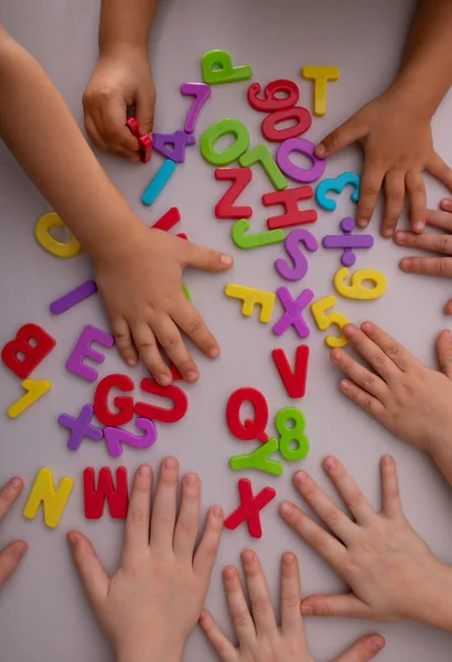 Kinder Mit Bunten Buchstaben Und Zahlen Aus Plastik — Stockfoto