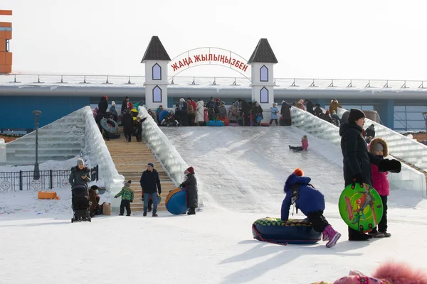 Nur Sultan在冬天 孩子们有管子滑行 — 图库照片