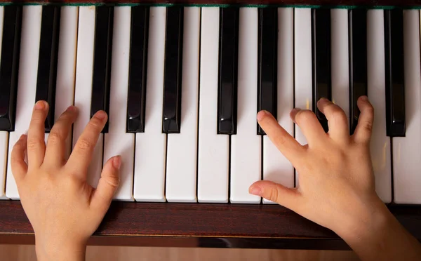 Zicht Boven Kinderen Handen Piano Toetsenbord Muziek Spelen — Stockfoto