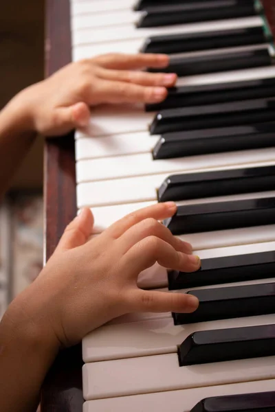 Kinderen Handen Spelen Piano Toetsenbord Thuis — Stockfoto