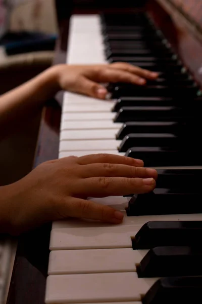 Meisje Oefent Piano School Kinderen Handen Knippen Piano Toetsenbord — Stockfoto